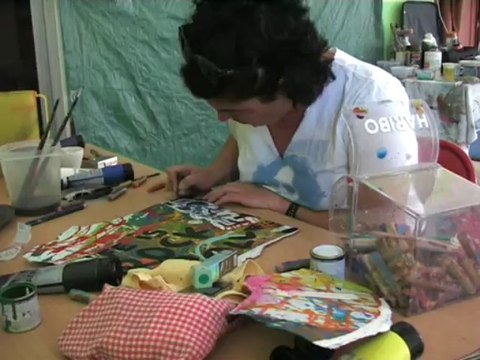 L'atelier de Sophie Bassot, peintre en résidence au festival d'art contemporain de Saint-Florent-sur-Auzonnet