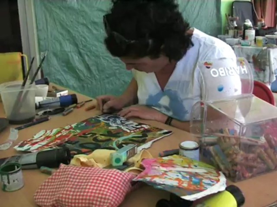 L'atelier de Sophie Bassot, peintre en résidence au festival d'art contemporain de Saint-Florent-sur-Auzonnet