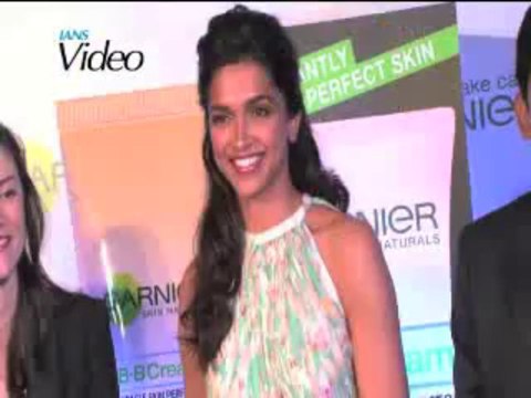 SRK enjoys time with 'Happy New Year' co-stars