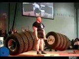 L'homme le plus fort du monde : il soulève 8 pneus de camion!