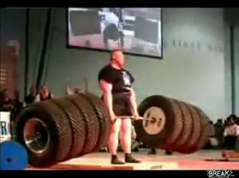 L'homme le plus fort du monde : il soulève 8 pneus de camion!