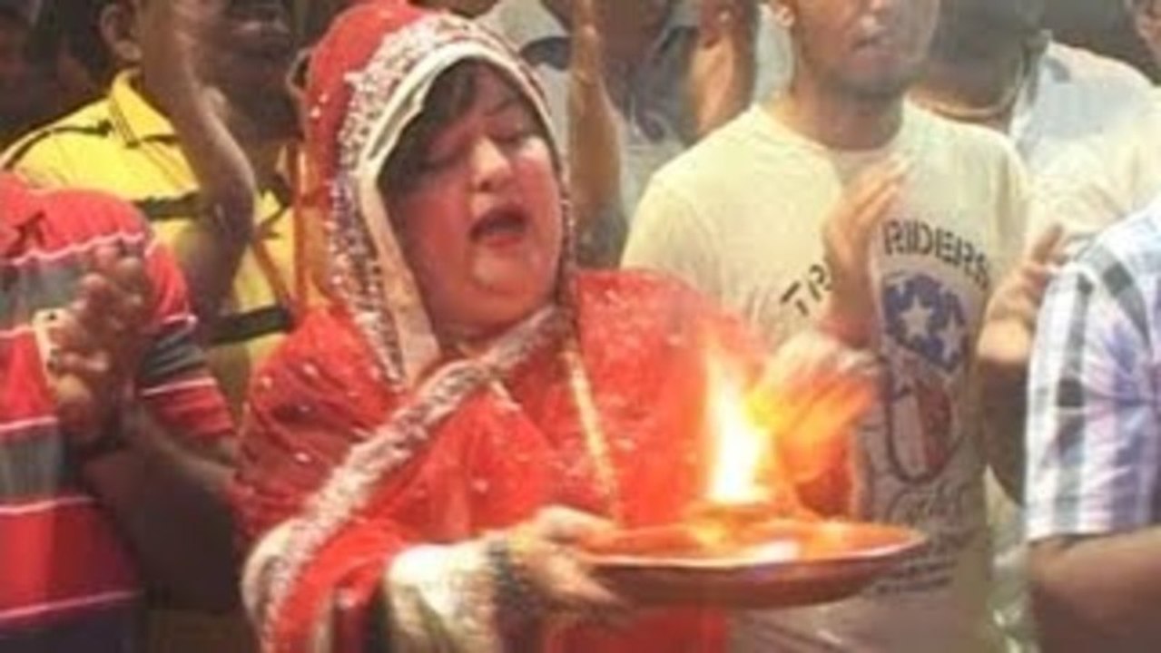 Dolly Bindra Performs Ganesh Pooja !