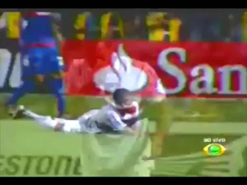 Coup de coude de Lucas Orban sur Lucas Moura