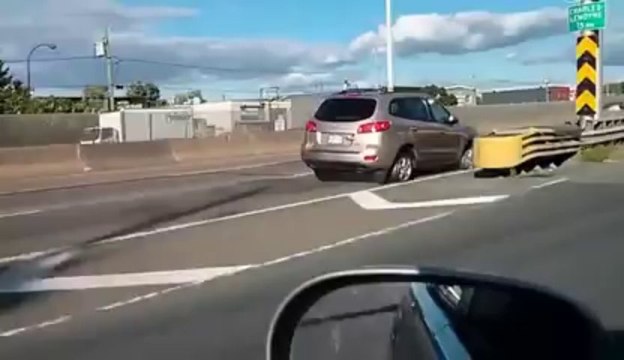 A car driving on the highway without tire... Insane driver!