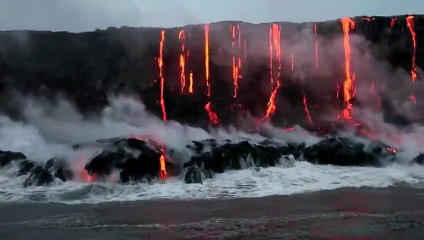 Lava falls - Mt. Kilauea Volcano in Hawaï.