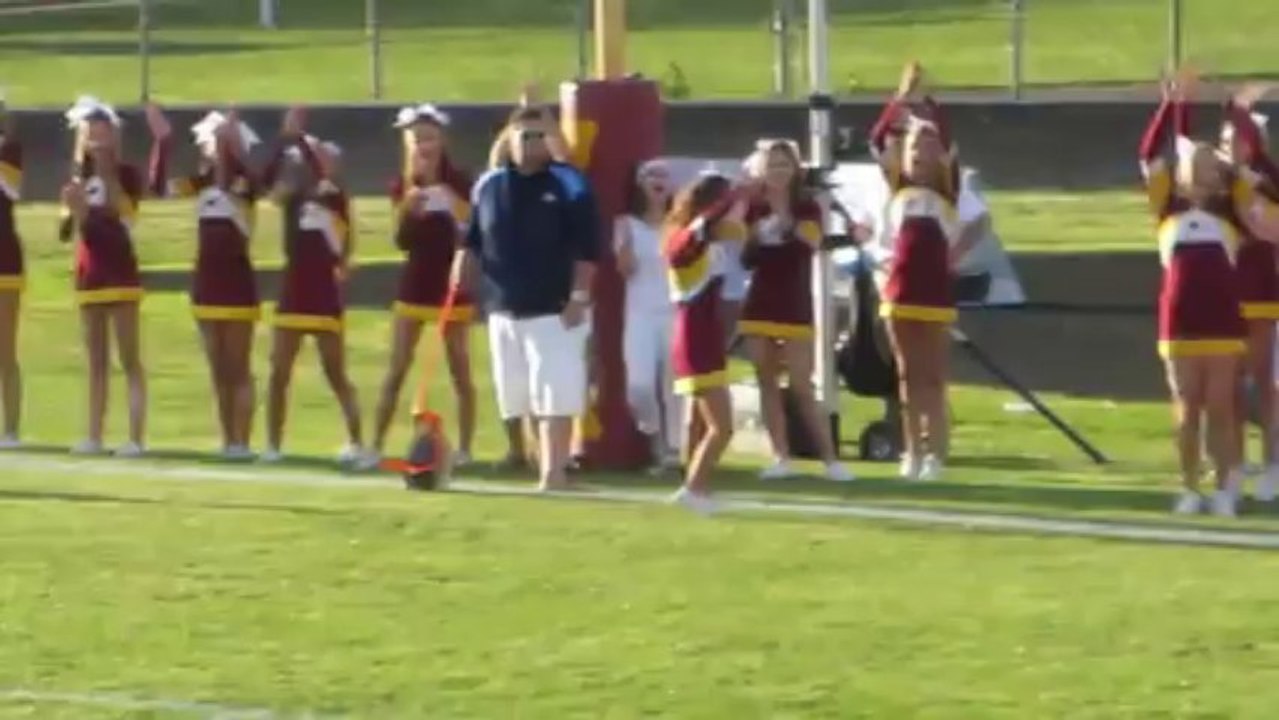 Record du monde ! Une cheerleader d'un lycée américain parcourt 68 mètres en backflips