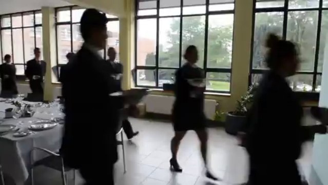 Les élèves de Saint Ghislain préparent le service pour servir la famille royale. Eric Ghislain