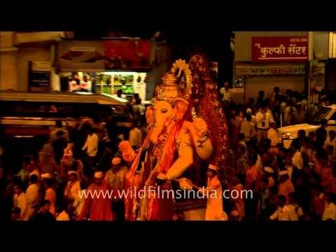 Ganpati rush on a full moon Mumbai night: Ganesh Chaturthi