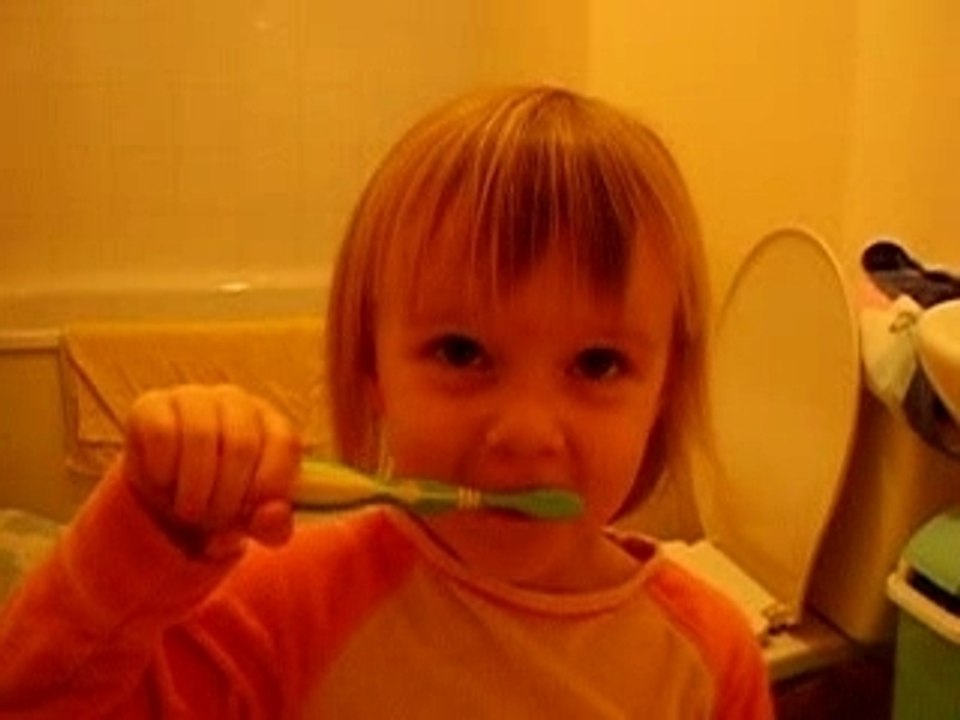 Alexane 33 mois sebrosse les dents