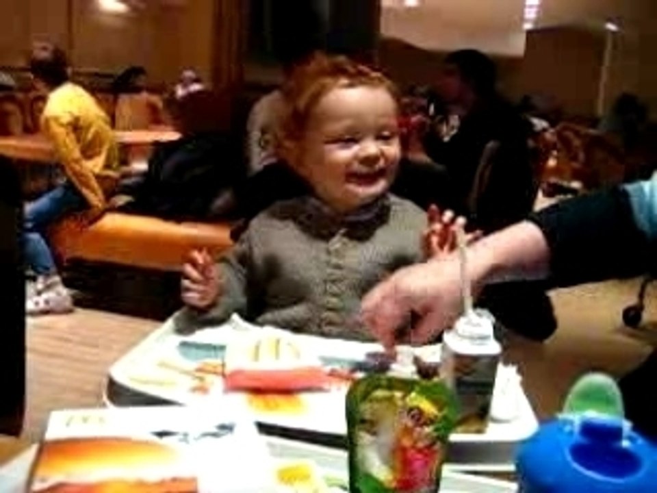 Gabriel Hadet joue avec les frites
