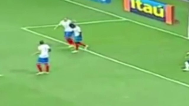 Le terrible réflexe d'un défenseur sur coup-franc !