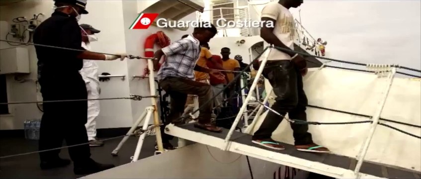 Lampedusa (AG) - Immigrati, altri due barconi soccorsi (13.09.13)