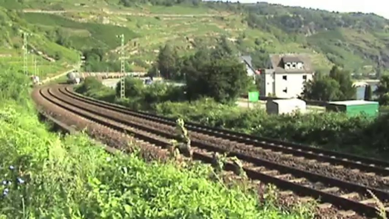 Züge und Schiffe bei Oberwesel am Rhein, SBB Cargo Re482, 185, 101, 2x 460