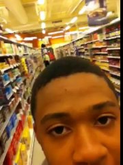 Un vigile suit un noir américain dans un magasin