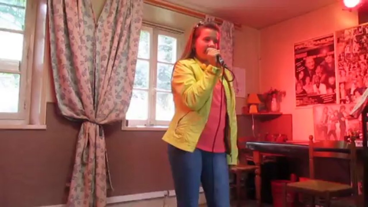 Lola Reva chante "jolie louise"