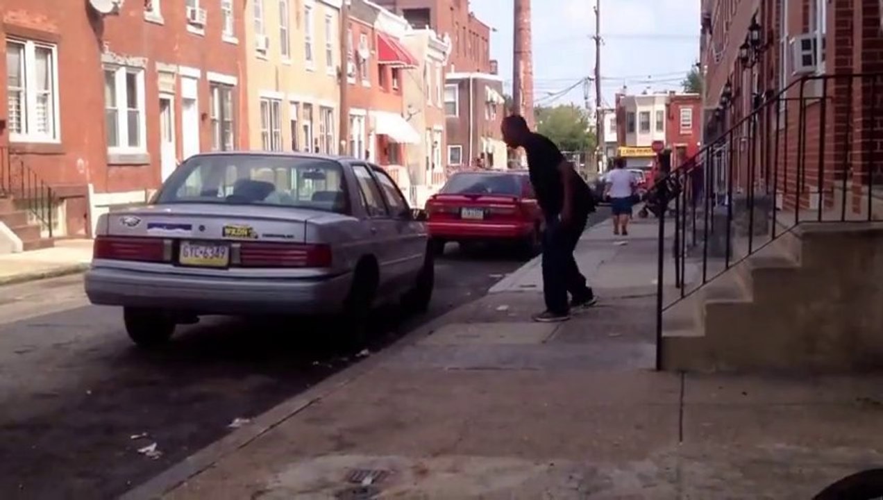 Se mettre K.O tout seul en cognant contre une voiture. Ridicule!