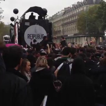 Techno parade 2013 char REEPUBLIC : il y'a du monde malgré la pluie