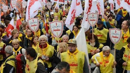 Thousands protest against Polish government