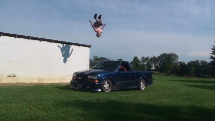 Backflip sur une voiture en mouvement