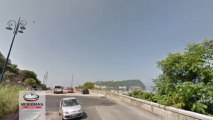 Napoli, nella discesa Coroglio 25enne si lascia cadere nel vuoto: i poliziotti lo salvano