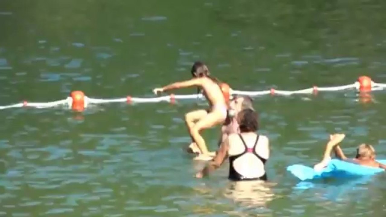 Chevelu cascades dans l'eau