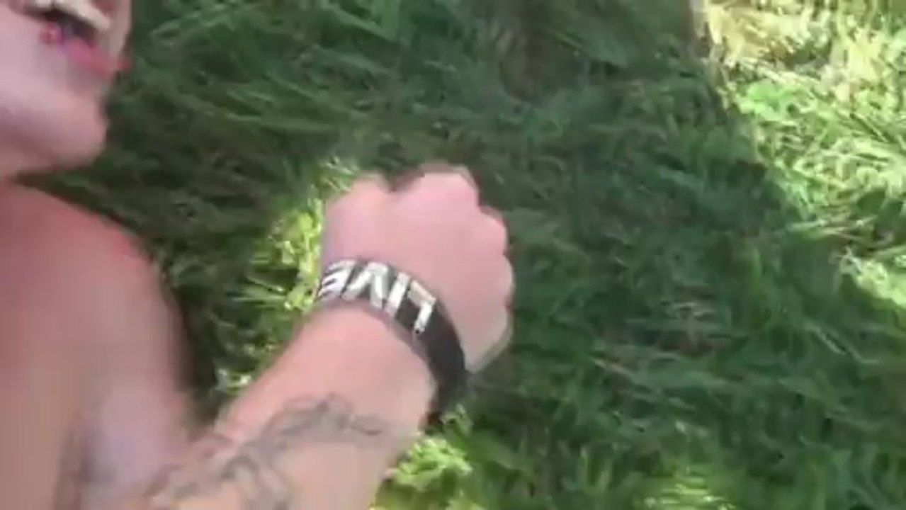 Backflip sur une voiture en mouvement