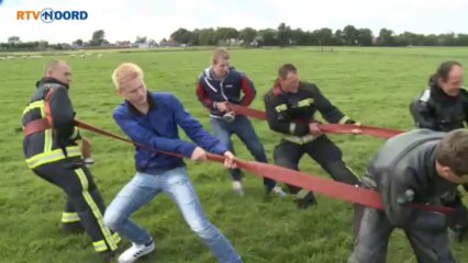 Jeep redt paard uit sloot - RTV Noord