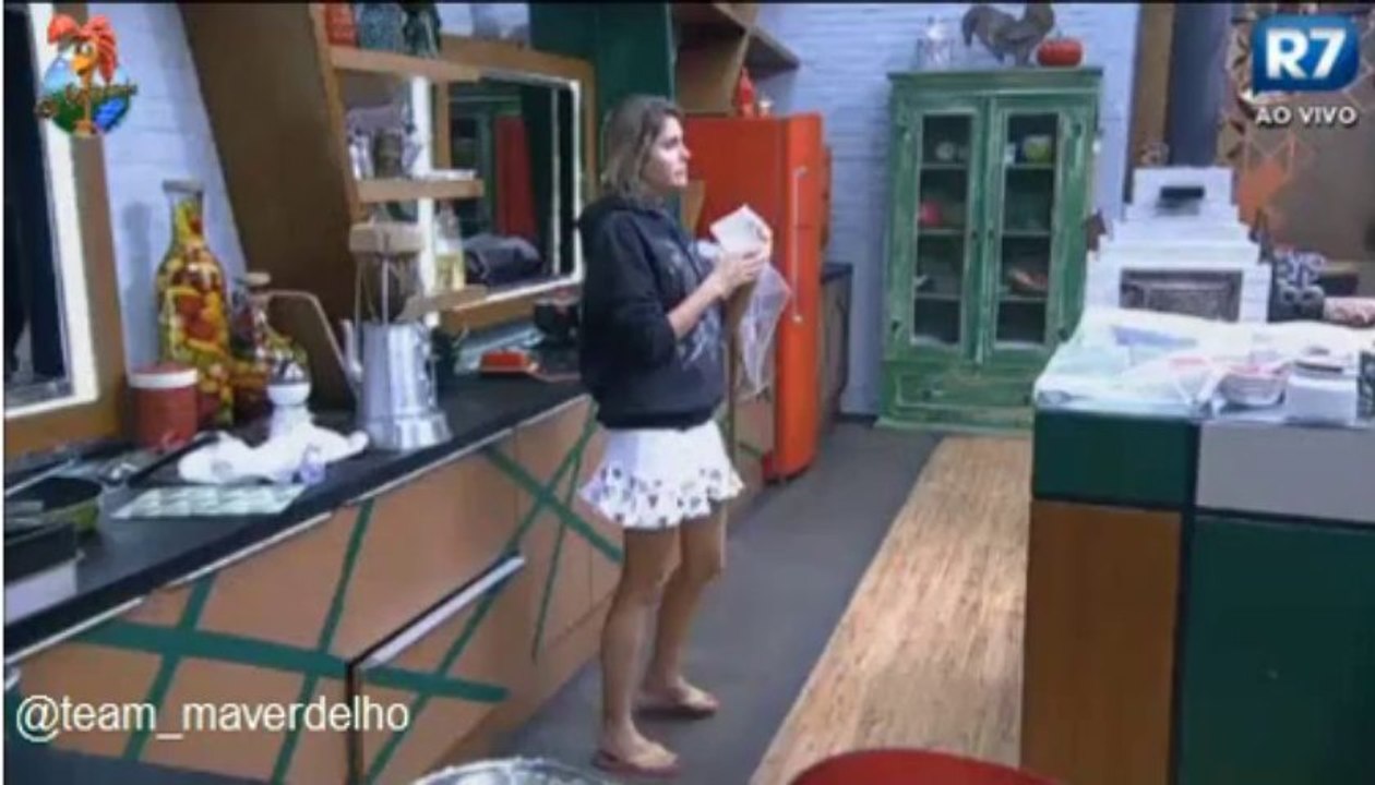 Barbara falando sozinha na cozinha, tarde 16/09