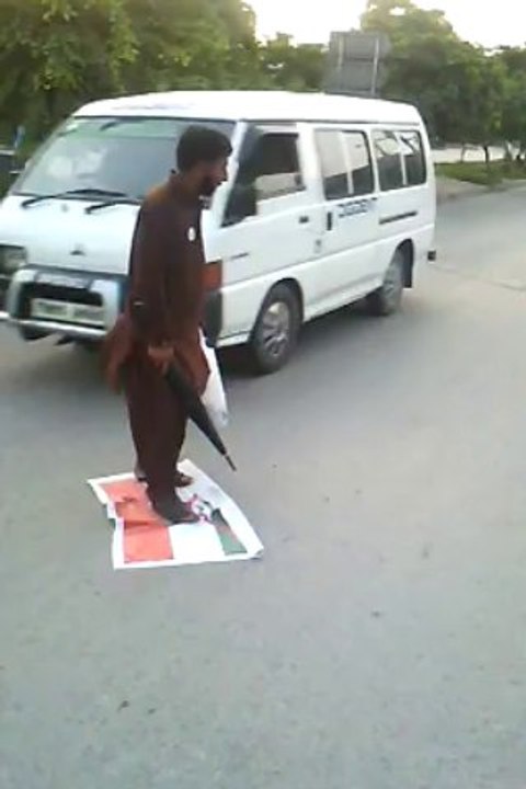 hahahahaha what ATI is doing with INDIA. crush india. LONG LIVE PAKISTAN