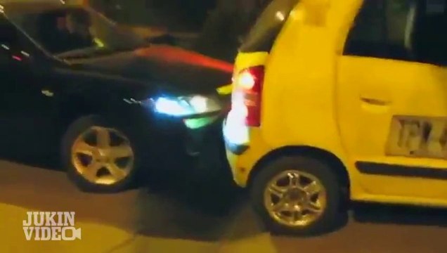 Elle pousse un taxi à l'arrêt pour passer!! Folle au volant!!
