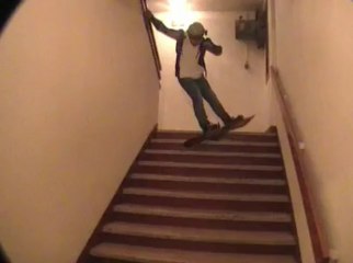 Session de snowboard dans les escaliers d'un hotel de Val D'Isère