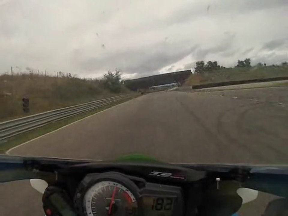 un tour en Gsx-R 600 sur le grand circuit de l'anneau du rhin 14.09.13