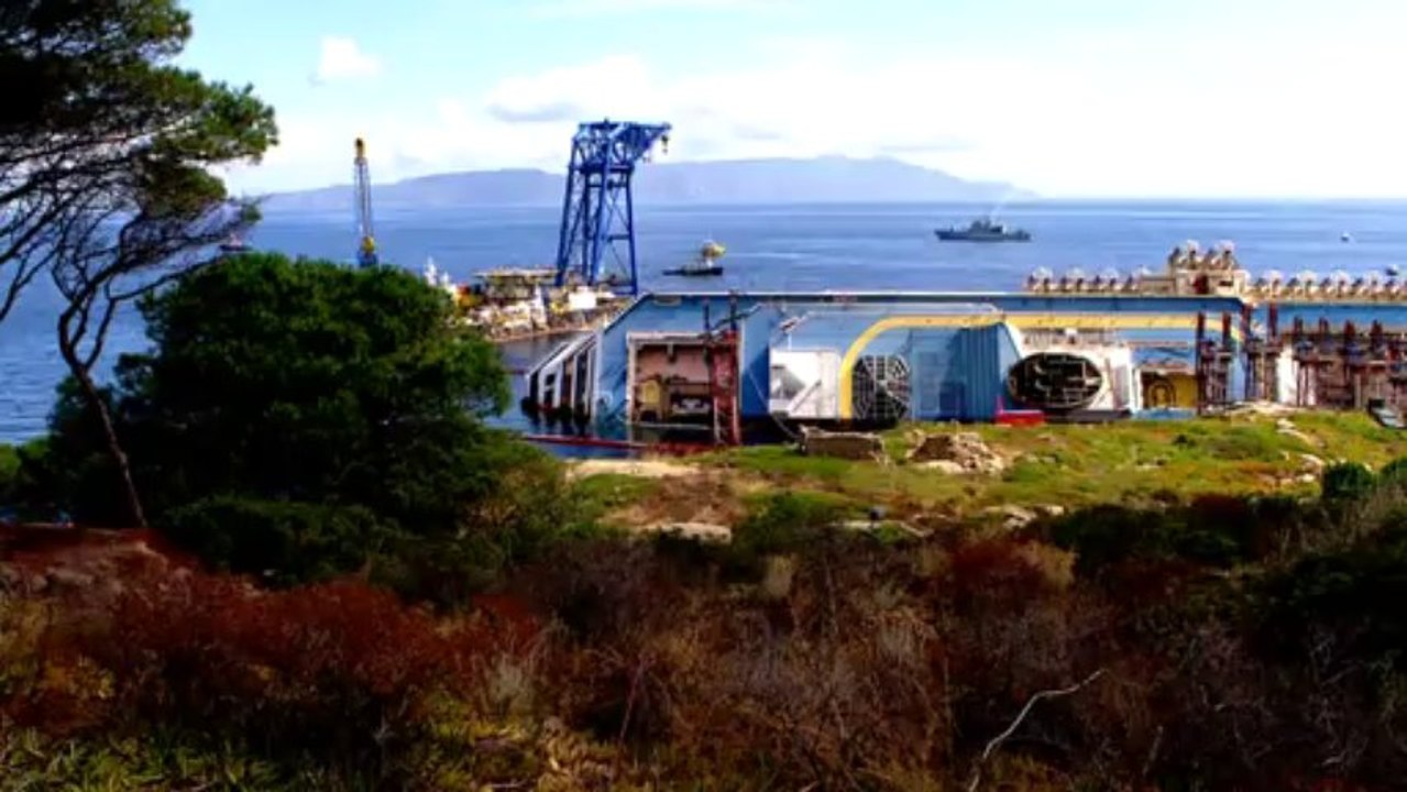 'Costa Concordia'-Wrack steigt aus den Fluten