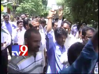 Samaikhyavadis attack Seemandhra minister Ramachandraiah's home