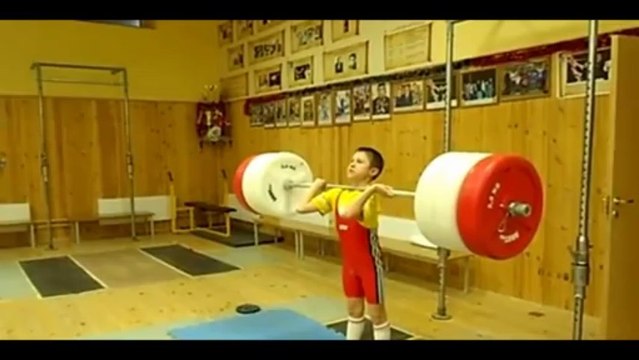 Enfant soulève une barre avec des poids