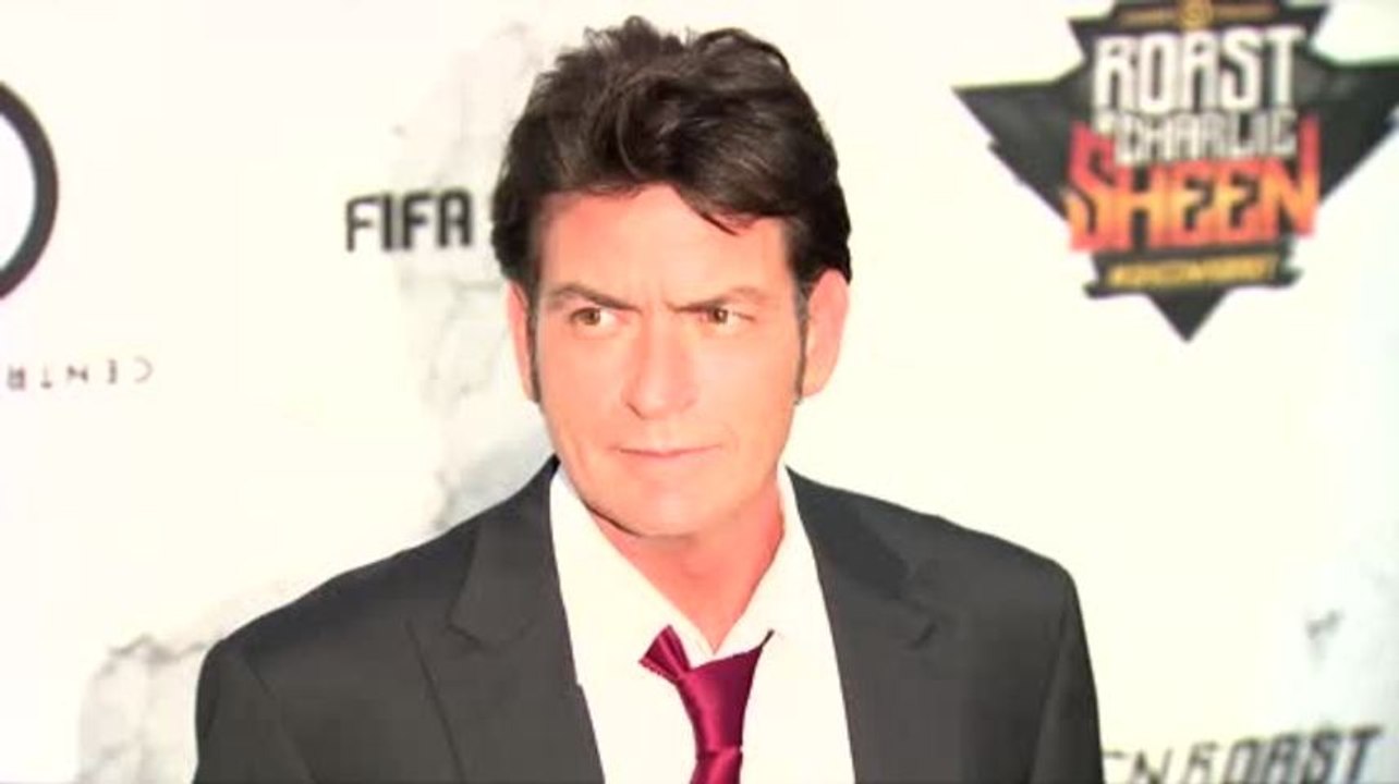 Selma Blair verlangt fast 1 Mio Euro von Charlie Sheen oder wird ihn verklagen