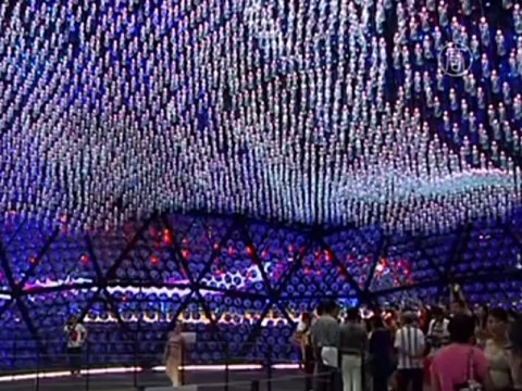 Луну в Гонконге построили из пластиковых бутылок