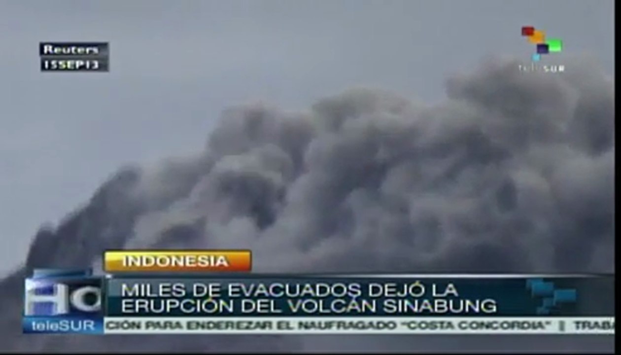 Miles de evacuados por erupción del volcán Sinabung en Sumatra