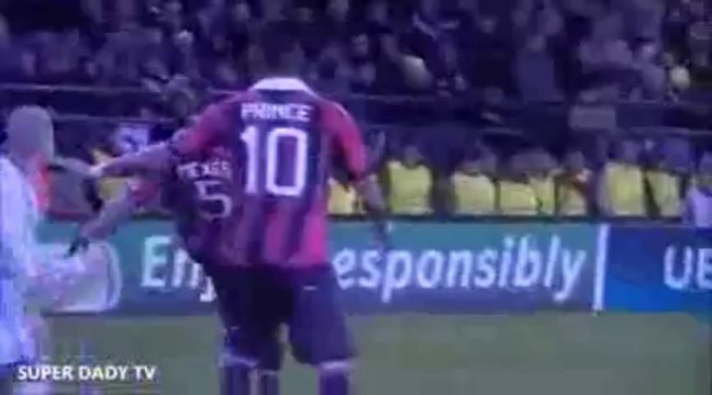 FOOTBALL: PHILIPPE MEXES IMITE Z.IBRAHIMOVIC EN MARQUANT UN RETOURNER ACROBATIQUE DE PLUS DE 20 METRES