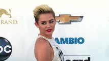 Miley Cyrus deja de seguir su prometido Liam Hemsworth en Twitter