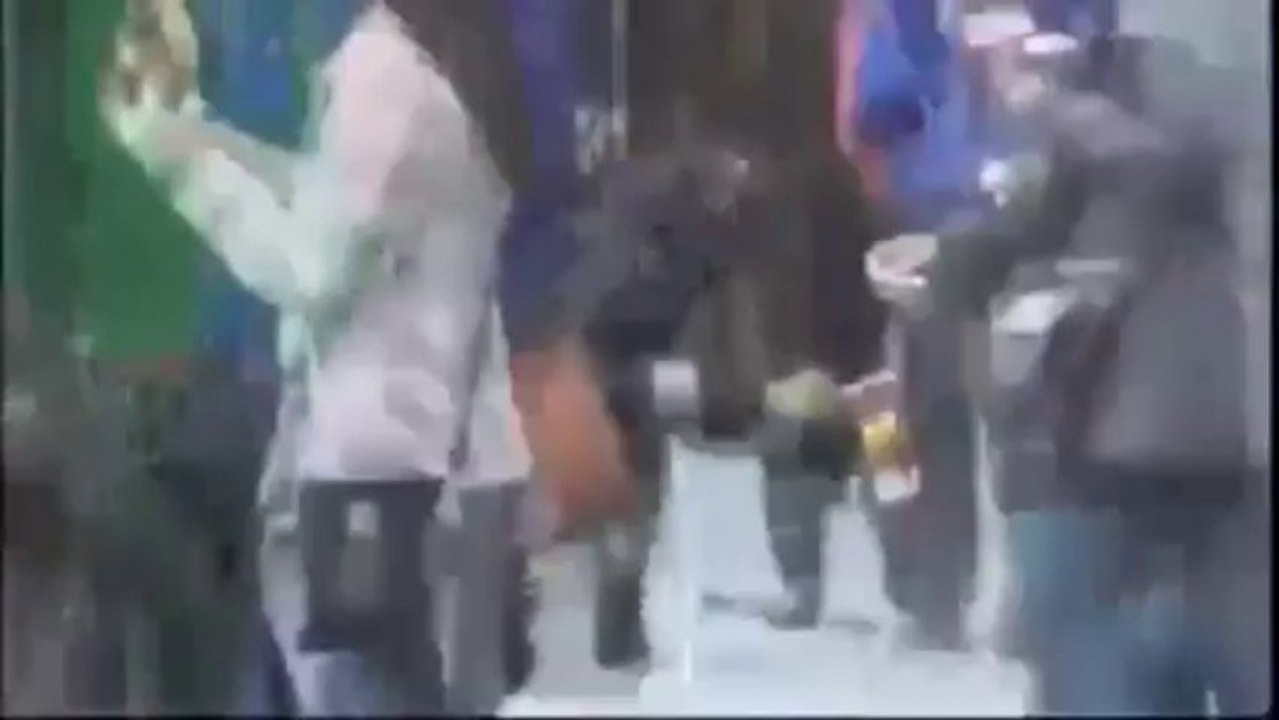 Gündüz Dilenci Akşam Sosyetik Güzel İzleyenleri Şaşkına Çevirdi !