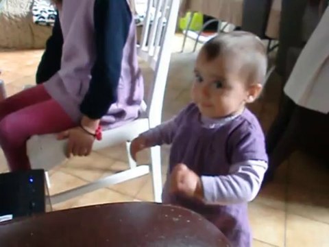 bébé danse le GANGNAM STYLE de PSY, MDR !!