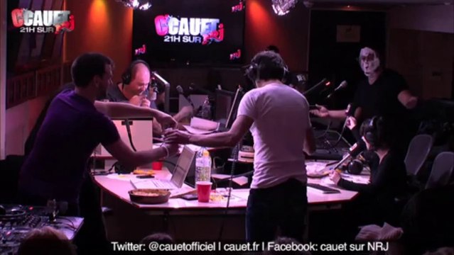 Piètre se prend une poubelle en pleine tête - C'Cauet sur NRJ