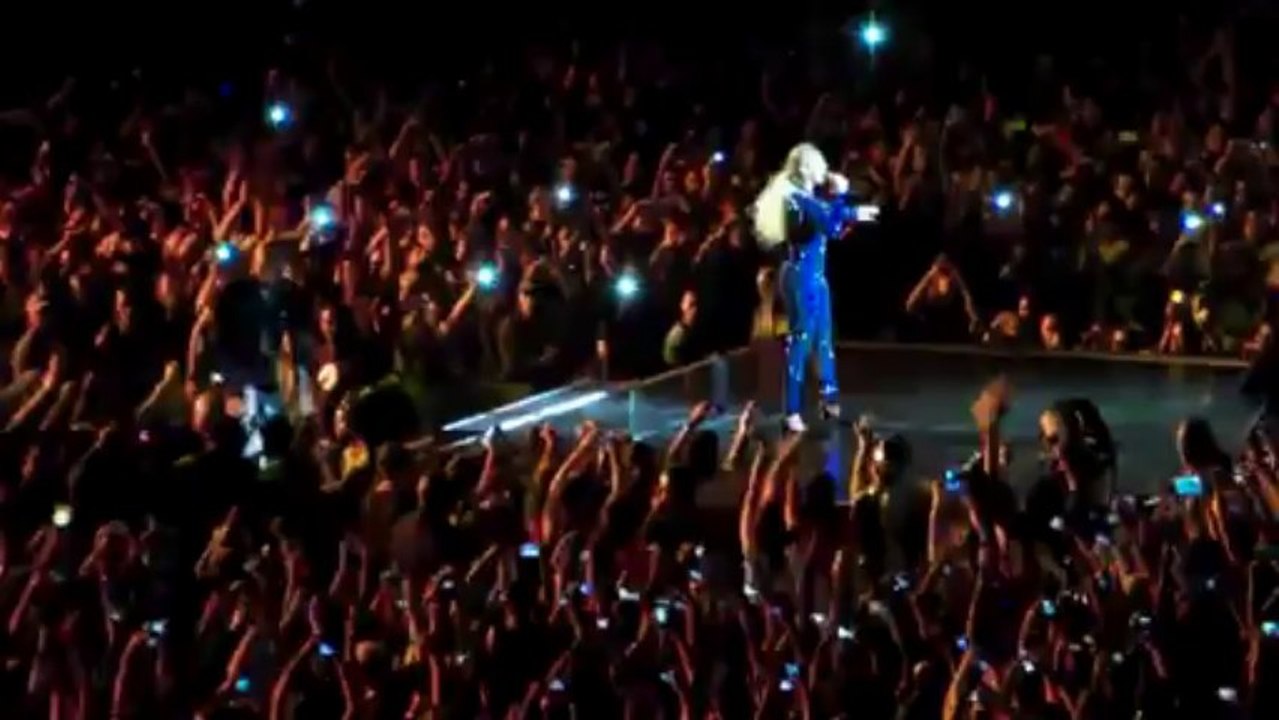 Beyonce tombe dans la foule, tirée par un fan... Violent!