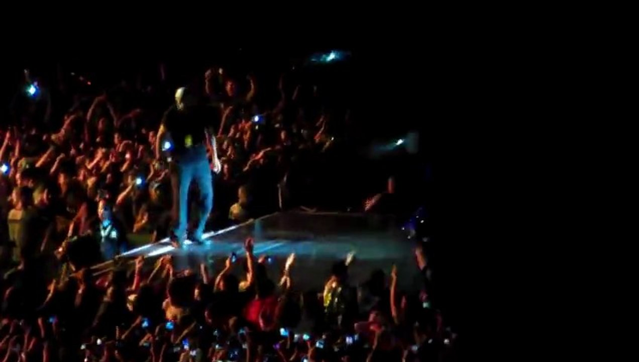 Beyonce pulled off stage by a fan in Sao Paulo! Violent!