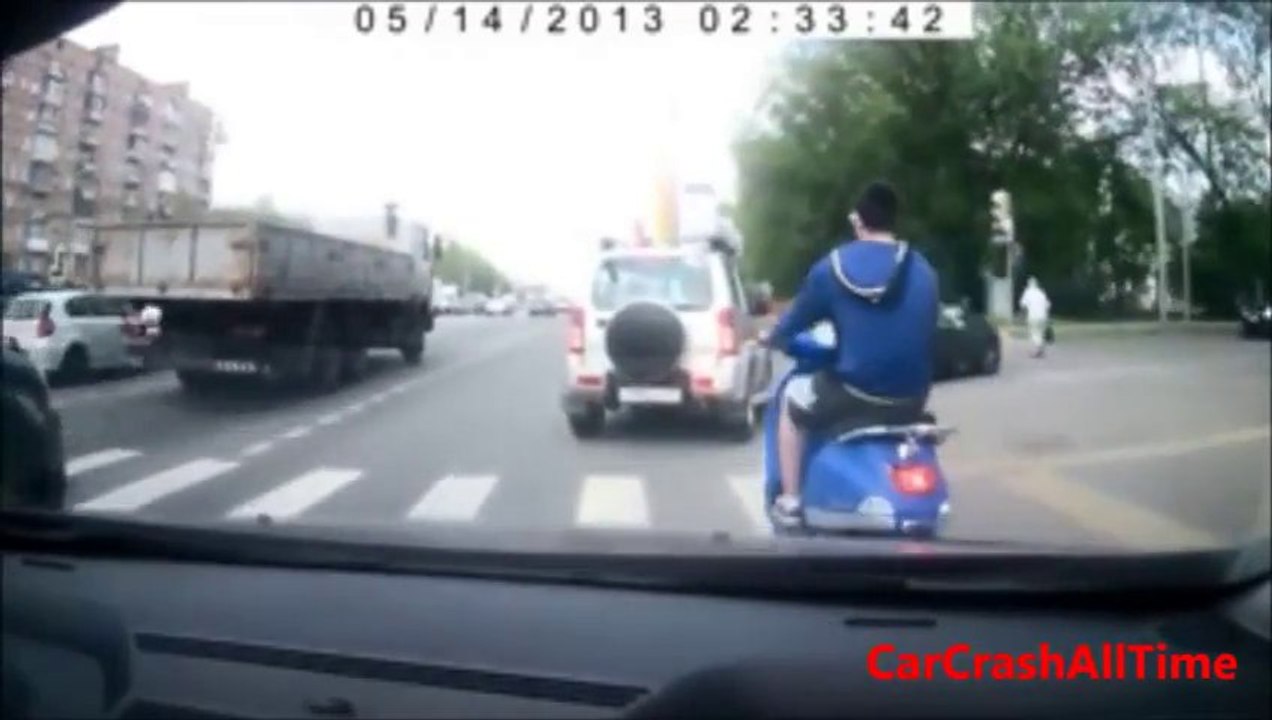 Compilation de Crash de voiture et moto par l'arrière... En mode carambolage!