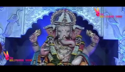 Gorgeous Karishma Kapoor & Babita at Ashish Shelar Ganpati Darshan