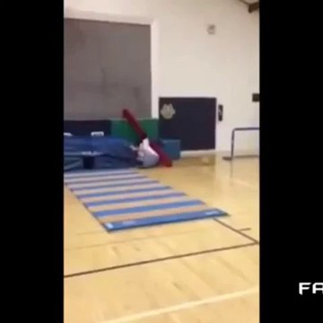 Fail violent : une poutre entre les jambes! Vidéo VINE
