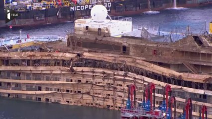 Le Costa Concordia à la verticale