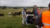 Une voiture de Rallye se Crash dans un champs de vaches!